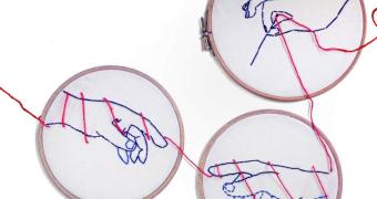 Broderie de mains qui se rejoignent